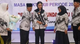 Bupati Dharmasraya Annisa Suci Ramadhani dianugerahi gelar Bunda Guru oleh PGRI Sumbar. (Foto: Pemkab Dharmasraya)
