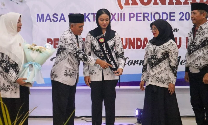 Bupati Dharmasraya Annisa Suci Ramadhani dianugerahi gelar Bunda Guru oleh PGRI Sumbar. (Foto: Pemkab Dharmasraya)
