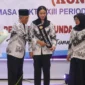 Bupati Dharmasraya Annisa Suci Ramadhani dianugerahi gelar Bunda Guru oleh PGRI Sumbar. (Foto: Pemkab Dharmasraya)