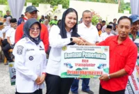 Bupati Dharmasraya Annisa Suci Ramadhani menyerahkan secara simbolis bantuan pertanian hasil pokir Alex Indra Lukman untuk 87 kelompok tani. (Foto: Diskominfo Dharmasraya)