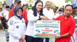 Bupati Dharmasraya Annisa Suci Ramadhani menyerahkan secara simbolis bantuan pertanian hasil pokir Alex Indra Lukman untuk 87 kelompok tani. (Foto: Diskominfo Dharmasraya)