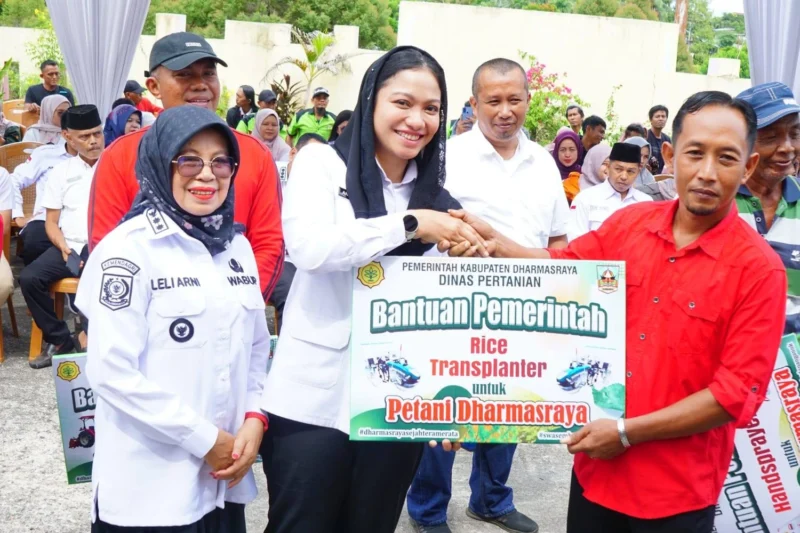 Bupati Dharmasraya Annisa Suci Ramadhani menyerahkan secara simbolis bantuan pertanian hasil pokir Alex Indra Lukman untuk 87 kelompok tani. (Foto: Diskominfo Dharmasraya)