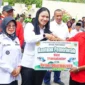 Bupati Dharmasraya Annisa Suci Ramadhani menyerahkan secara simbolis bantuan pertanian hasil pokir Alex Indra Lukman untuk 87 kelompok tani. (Foto: Diskominfo Dharmasraya)