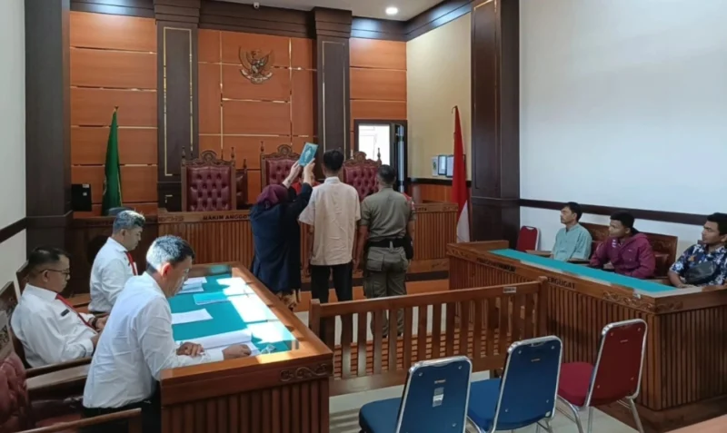 Pengadilan Negeri Kelas 1A Padang memutuskan sanksi denda terhadap PKL yang melanggar aturan berjualan di kawasan terlarang. (Foto: Humas Satpol PP Padang)