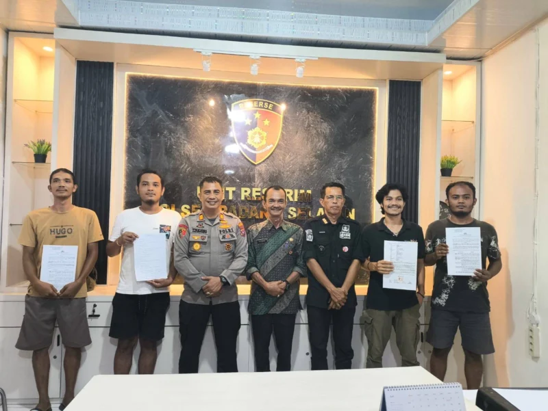 Empat pelaku pungli di Pantai Air Manis diamankan usai aksinya terhadap wisatawan Malaysia viral di media sosial. (Foto: FB Diskominfo Padang)