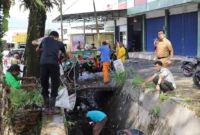 Sekda Padang Panjang, Sonny Budaya Putra memantau pembersihan saluran drainase sepanjang jalur Kelurahan Bukit Surungan, Senin (16/6/2025). (Foto: Kominfo Padang Panjang)