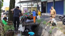 Sekda Padang Panjang, Sonny Budaya Putra memantau pembersihan saluran drainase sepanjang jalur Kelurahan Bukit Surungan, Senin (16/6/2025). (Foto: Kominfo Padang Panjang)