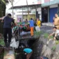 Sekda Padang Panjang, Sonny Budaya Putra memantau pembersihan saluran drainase sepanjang jalur Kelurahan Bukit Surungan, Senin (16/6/2025). (Foto: Kominfo Padang Panjang)