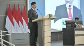 Gubernur Sumbar Mahyeldi memuji kontribusi Yozarwardi Usama Putra selama menjabat sebagai Penjabat Sekda. (Foto: adpsb)