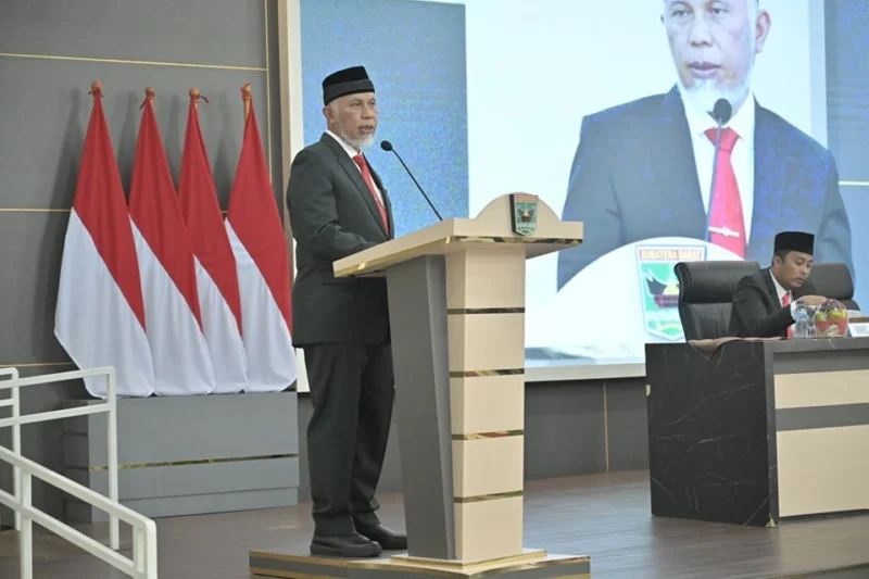 Gubernur Sumbar Mahyeldi memuji kontribusi Yozarwardi Usama Putra selama menjabat sebagai Penjabat Sekda. (Foto: adpsb)