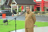 Sekdaprov Sumbar Arry Yuswandi memimpin apel pagi perdana di halaman Kantor Gubernur Sumbar, Senin (16/6/2025). (Foto: ADPSB)