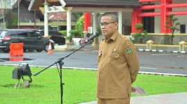 Sekdaprov Sumbar Arry Yuswandi memimpin apel pagi perdana di halaman Kantor Gubernur Sumbar, Senin (16/6/2025). (Foto: ADPSB)