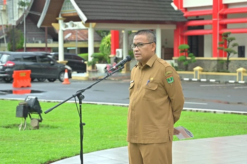 Sekdaprov Sumbar Arry Yuswandi memimpin apel pagi perdana di halaman Kantor Gubernur Sumbar, Senin (16/6/2025). (Foto: ADPSB)