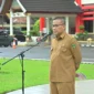 Sekdaprov Sumbar Arry Yuswandi memimpin apel pagi perdana di halaman Kantor Gubernur Sumbar, Senin (16/6/2025). (Foto: ADPSB)