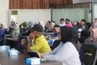 Para aktivis PATBM kelurahan se-Kota Padang mengikuti sosialisasi Implementasi Manajemen dan Penanganan Kasus Kekerasan terhadap Anak di Ruang Bagindo Aziz Chan, Balai Kota Padang, Kamis (19/6/2025). (Foto: Diskominfo Padang)