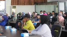 Para aktivis PATBM kelurahan se-Kota Padang mengikuti sosialisasi Implementasi Manajemen dan Penanganan Kasus Kekerasan terhadap Anak di Ruang Bagindo Aziz Chan, Balai Kota Padang, Kamis (19/6/2025). (Foto: Diskominfo Padang)