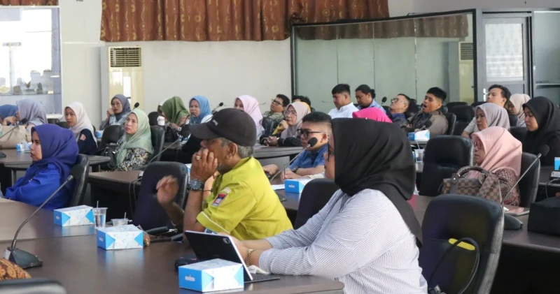Para aktivis PATBM kelurahan se-Kota Padang mengikuti sosialisasi Implementasi Manajemen dan Penanganan Kasus Kekerasan terhadap Anak di Ruang Bagindo Aziz Chan, Balai Kota Padang, Kamis (19/6/2025). (Foto: Diskominfo Padang)