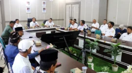 Wakil Wali Kota Pariaman, Mulyadi memimpin rapat teknis persiapan Event Pesona Budaya Hoyak Tabuik 2025, di ruang rapat BPKPD Kota Pariaman, Rabu (11/6/2025). (Foto: Kominfo Pariaman)