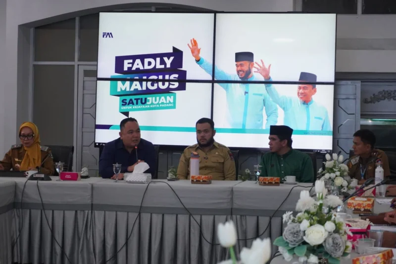 Wali Kota Padang, Fadly Amran memimpin rapat koordinasi persiapan Festival Halal Week di Gedung Putih Rumah Dinas Wali Kota, Senin (16/6/2025). (Foto: Diskominfo Padang)
