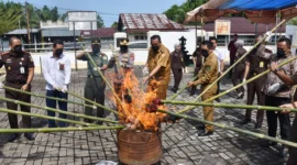 Wali Kota Pariaman, Yota Balad ikut melakukan pemusnahan barang bukti yang telah berkekuatan hukum tetap di Halaman Kejaksaan Negeri Pariaman, Senin (16/6). (Foto: Kominfo Pariaman)