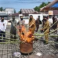 Wali Kota Pariaman, Yota Balad ikut melakukan pemusnahan barang bukti yang telah berkekuatan hukum tetap di Halaman Kejaksaan Negeri Pariaman, Senin (16/6). (Foto: Kominfo Pariaman)
