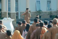 Wakil Bupati Solsel, H. Yulian Efi, memimpin apel pagi di halaman kantor bupati, Senin (16/6/2025). (Foto: Pemkab Solsel)