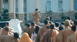 Wakil Bupati Solsel, H. Yulian Efi, memimpin apel pagi di halaman kantor bupati, Senin (16/6/2025). (Foto: Pemkab Solsel)