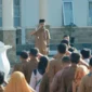 Wakil Bupati Solsel, H. Yulian Efi, memimpin apel pagi di halaman kantor bupati, Senin (16/6/2025). (Foto: Pemkab Solsel)