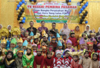 Ketua TP PKK Kabupaten Pasbar, Ny. Sifrowati Yulianto menghadiri acara perpisahan murid TK di Kecamatan Pasaman dan Kecamatan Kinali, Kamis (19/6/2025). (Foto: Diskominfo Pasbar)