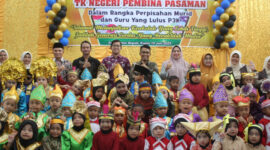 Ketua TP PKK Kabupaten Pasbar, Ny. Sifrowati Yulianto menghadiri acara perpisahan murid TK di Kecamatan Pasaman dan Kecamatan Kinali, Kamis (19/6/2025). (Foto: Diskominfo Pasbar)