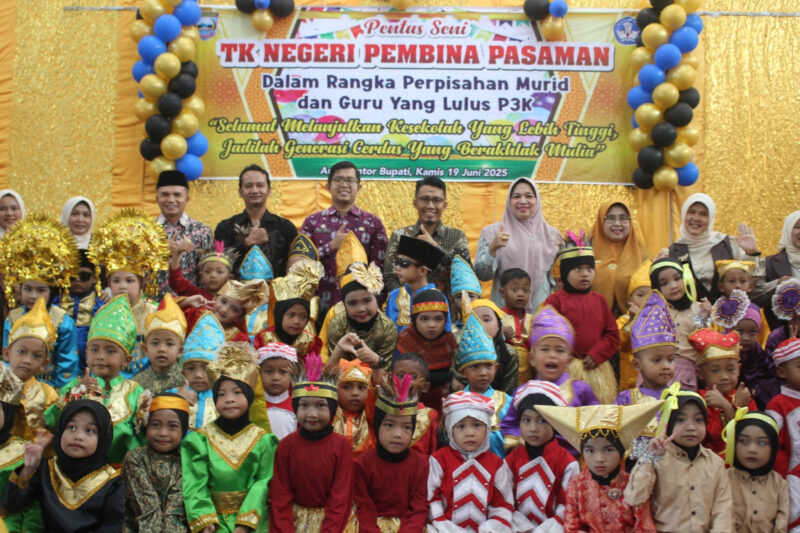 Ketua TP PKK Kabupaten Pasbar, Ny. Sifrowati Yulianto menghadiri acara perpisahan murid TK di Kecamatan Pasaman dan Kecamatan Kinali, Kamis (19/6/2025). (Foto: Diskominfo Pasbar)