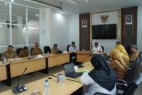 Wakil Wali Kota Allex Saputra memimpin rapat percepatan MBG di Aula VIP Balai Kota, Senin (16/6/2025). (Foto: Kominfo Padang Panjang)