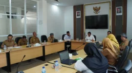 Wakil Wali Kota Allex Saputra memimpin rapat percepatan MBG di Aula VIP Balai Kota, Senin (16/6/2025). (Foto: Kominfo Padang Panjang)