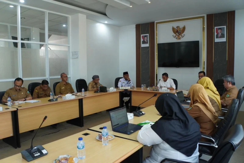 Wakil Wali Kota Allex Saputra memimpin rapat percepatan MBG di Aula VIP Balai Kota, Senin (16/6/2025). (Foto: Kominfo Padang Panjang)