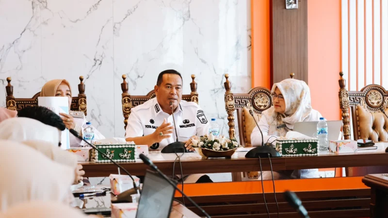 Wali Kota Pariaman Yota Balad pada acara Perkuat Efektifitas Pengawasan Obat dan Makanan Kota Pariaman di Ruang Rapat Wali Kota Pariaman, Rabu (18/6/2025). (Foto: Kominfo Pariaman)