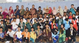 Wakil Wali Kota Pariaman, Mulyadi bersama para peraih medali. (Foto: Kominfo Pariaman) 