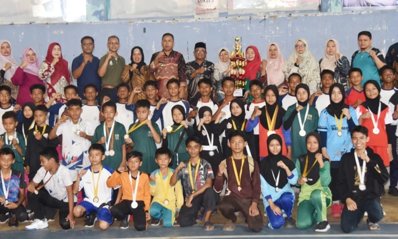 Wakil Wali Kota Pariaman, Mulyadi bersama para peraih medali. (Foto: Kominfo Pariaman) 