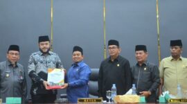 Penyerahan Kebijakan Umum Anggaran serta Perubahan Prioritas dan Plafon Anggaran Sementara (KUA-PPAS) APBD 2025.