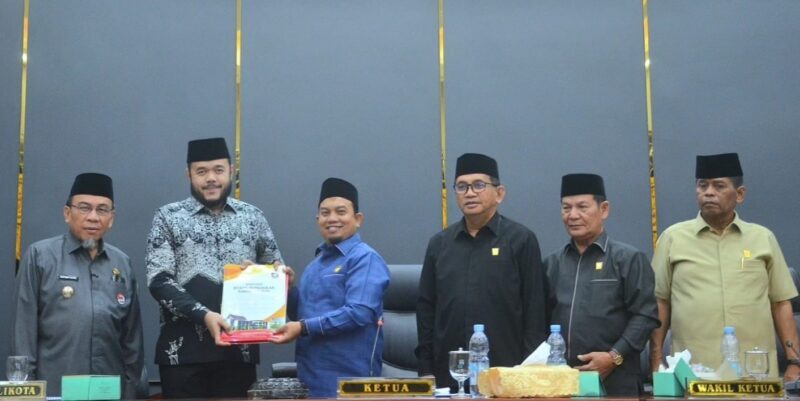 Penyerahan Kebijakan Umum Anggaran serta Perubahan Prioritas dan Plafon Anggaran Sementara (KUA-PPAS) APBD 2025.