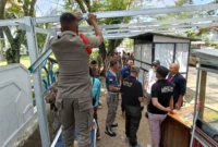 Petugas Satpol PP Padang membongkar lapak PKL di atas trotoar Jalan Flamboyan, Kecamatan Padang Barat, Rabu pagi (25/6/2025). (Foto: Humas Satpol PP Padang) 