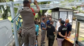 Petugas Satpol PP Padang membongkar lapak PKL di atas trotoar Jalan Flamboyan, Kecamatan Padang Barat, Rabu pagi (25/6/2025). (Foto: Humas Satpol PP Padang) 