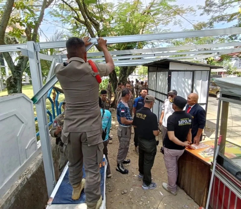 Petugas Satpol PP Padang membongkar lapak PKL di atas trotoar Jalan Flamboyan, Kecamatan Padang Barat, Rabu pagi (25/6/2025). (Foto: Humas Satpol PP Padang) 