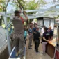 Petugas Satpol PP Padang membongkar lapak PKL di atas trotoar Jalan Flamboyan, Kecamatan Padang Barat, Rabu pagi (25/6/2025). (Foto: Humas Satpol PP Padang) 