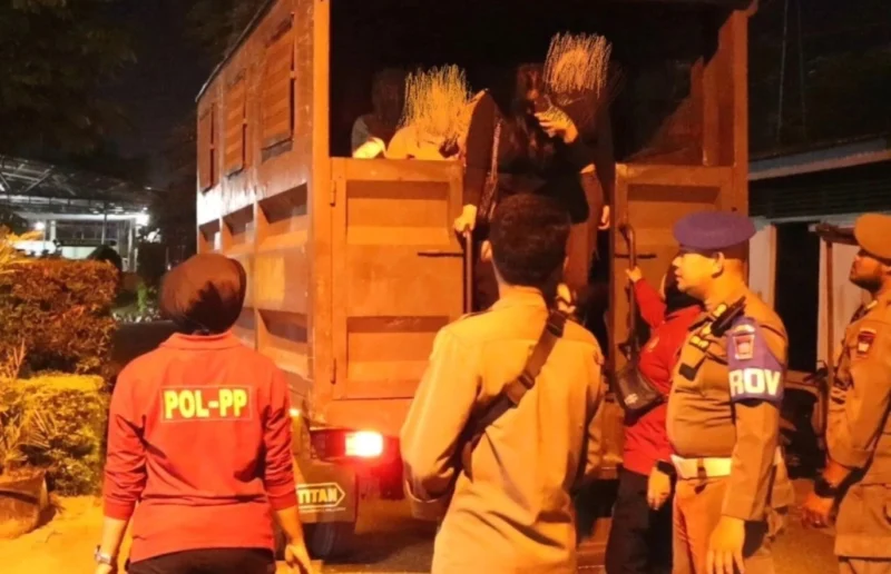 Satpol PP Padang menjaring remaja tanpa identitas dalam operasi pengawasan dan penertiban sejumlah tempat hiburan malam. (Foto: Humas Satpol PP Padang)