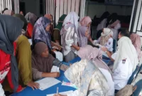 Warga Kecamatan Lubeg antusias memeriksakan kesehatannya di Kantor Camat, Rabu (25/6/2025). (Foto: FB Diskominfo Padang)