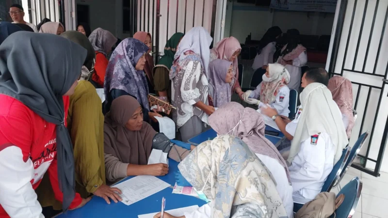 Warga Kecamatan Lubeg antusias memeriksakan kesehatannya di Kantor Camat, Rabu (25/6/2025). (Foto: FB Diskominfo Padang)