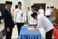 Bupati Padang Pariaman, John Kenedy Azis melantik Dr. H. Aznil Mardin, M.Pd.T sebagai Direktur Perumda Tirta Anai Kabupaten Padang Pariaman periode 2025–2030. (Foto: Kominfo Padang Pariaman)