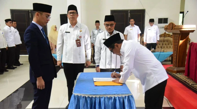 Bupati Padang Pariaman, John Kenedy Azis melantik Dr. H. Aznil Mardin, M.Pd.T sebagai Direktur Perumda Tirta Anai Kabupaten Padang Pariaman periode 2025–2030. (Foto: Kominfo Padang Pariaman)