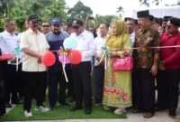 Bupati Padang Pariaman, John Kenedy Azis meresmikan jalan nagari di Korong Koto Kaciak, Nagari III Koto Aur Malintang, Kecamatan IV Koto Aur Malintang, Rabu (25/6/2025). (Foto: Kominfo Padang Pariaman)