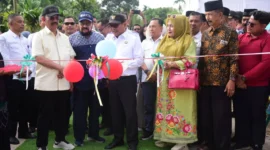 Bupati Padang Pariaman, John Kenedy Azis meresmikan jalan nagari di Korong Koto Kaciak, Nagari III Koto Aur Malintang, Kecamatan IV Koto Aur Malintang, Rabu (25/6/2025). (Foto: Kominfo Padang Pariaman)